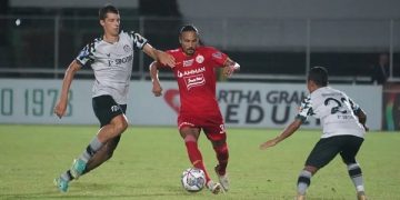 Rohit Chand (tengah) saat masih membela Persija Jakarta musim lalu.  Foto: IG @rohitchandthakuri23