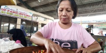 Pedagang cabai rawit di Pasar Pahing Kota Kediri. Foto: Bacaini/Novira