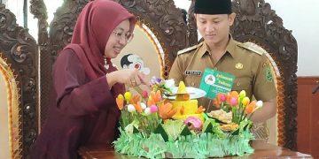 Dewi bersama Bupati Trenggalek saat hadir di Pendopo Kabupaten Trenggalek. Foto: Bacaini/Aby