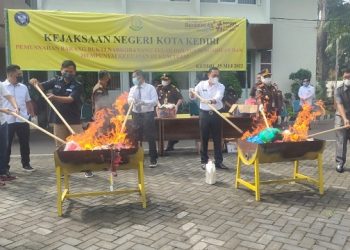 Kejari Kota Kediri Bakar Puluhan Ribu BB Narkoba