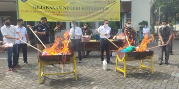 Pemusnahan BB narkoba di Kantor Kejari Kota Kediri. Foto: Bacaini/AK.Jatmiko