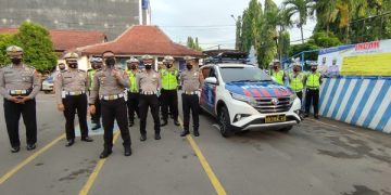 Kasatlantas Polres Kediri Kota, AKP Pandri Simbolon sesaat sebelum berpatroli menggunakan Mobil INCAR. Foto: Bacaini/Novira