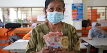 Salah satu KPM bansos minyak goreng susulan di Kota Kediri. Foto: Ist