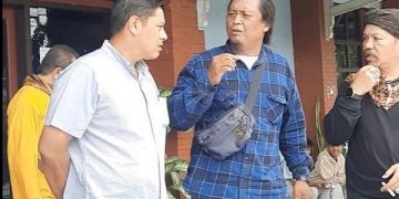 Wali Kota Kediri berbincang dengan seniman di depan Perpustakaan Daerah Kota Kediri. Foto: Ist
