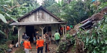 Rumah warga terdampak tanah longsor di Desa Galengdowo, Kecamatan Wonosalam, Jombang. Foto: Bacaini/Syailendra