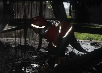 Kolong Jembatan Ngujang 1 Tulungagung Terbakar