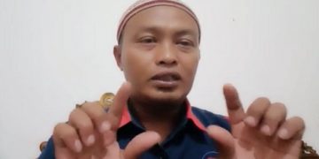 Pemilik kanal YouTube Ganesha Tulungagung sedang memberikan cara melihat uang tumbal pesugihan. Foto: Tangkapan layar video