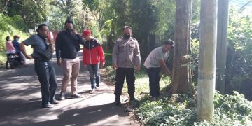 Olah TKP temuan bayi dibuang di kawasan vila Kecamatan Songgoriti, Kota Batu. Foto: Ist