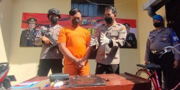 Pelaku penjambretan pelajar Kampung Inggris diamankan di Polsek Pare. Foto: Bacaini/AK.Jatmiko