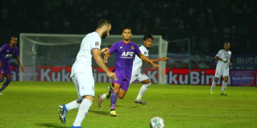 Renan Silva berhadapan dengan pemain Arema FC di Stadion Kanjuruhan, Malang. Foto: Ist