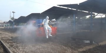 Petugas BPBD lakukan penyemprotan desinfektan di pasar hewan. Foto: Bacaini/Asep Bahar