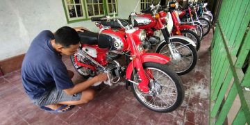Riski menunjukkan motor jadul paling langka yang ada di bengkel miliknya. Foto: Bacaini/Darman