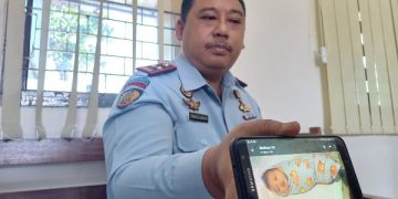Kalapas Kelas IIB Tulungagung, tunjukkan foto bayi yang diasud ibunya di dalam lapas. Foto: Bacaini/Setiawan