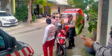 Polisi melakukan olah TKP di rumah korban. Foto: Bacaini/AK.Jatmiko