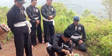 Prosesi pengambilan tanah di puncak Gunung Maskumambang. Foto: Bacaini/AK.Jatmiko