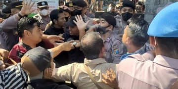 Aksi saling dorong antara massa pendemo dengan petugas keamanan. Foto: Bacaini/AK.Jatmiko