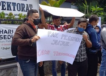 Puluhan Calon Perangkat Desa Gelar Aksi di Inspektorat Tulungagung