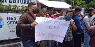 Massa aksi dari puluhan calon perangkat Desa Boyolangu di Kantor Inspektorat Tulungagung. Foto: Bacaini/Setiawan