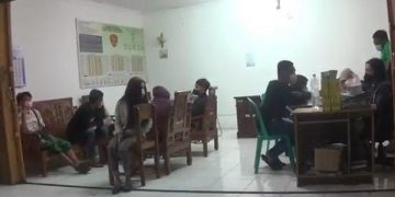 Pasangan terjaring razia diangkut ke Kantor Satpol PP Kota Kediri. Foto: Bacaini/Novira