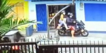 Aksi maling ibu-ibu terekam kamera CCTV. Foto: Bacaini/A.Ulul