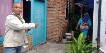 Gatot, ketua RT setempat menunjukkan rumah duka korban keracunan pokak. Foto: Bacaini/A.Ulul