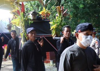 Petani Trenggalek Gelar Tradisi Lempar Kepala Kerbau