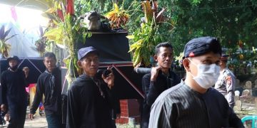 Kepala kerbau yang akan dilempar ke Dam Bagong. Foto: Bacaini/Aby