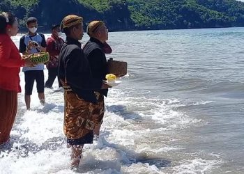 Labuh Laut Sambonyo, Tradisi Seabad Nelayan Pantai Sine