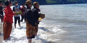 Upacara adat Labuh Laut Sembonyo warga nelayan Pantai Sine, Tulungagung. Foto: Bacaini/Setiawan