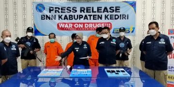 BNN menunjukkan tiga tersangka sekaligus barang bukti yang diamankan. Foto: Bacaini/AK.Jatmiko