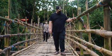 Mas Dhito mengecek jembatan alternatif. Foto: Ist