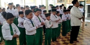 Murid MI Al-Falah melakukan salat gaib di sekolah. Foto: Bacaini/AK.Jatmiko