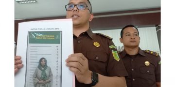 Kejari menunjukkan foto tersangka Ari Kusumawati yang menjadi DPO. Foto: Bacaini/Setiawan