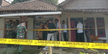 Rumah yang menjadi TKP pembunuhan dipasang garis polisi. Foto: Bacaini/A.Ulul