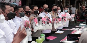 Polisi menunjukkan barang bukti sabu seberat 20 kilogram dari dua orang pelaku. Foto: Bacaini/A.Ulul