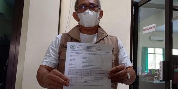 Kabid P2P Dinkes Tulungagung, menunjukan hasil swab PCR salah satu CJH Tulungagung. Foto: Bacaini/Setiawan
