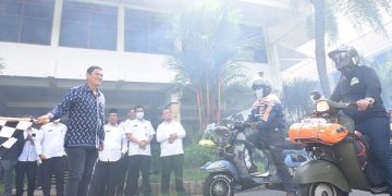 Wali Kota Kediri berangkatkan Komunitas Dolan Numpak Vespa Kediri. Foto: Ist
