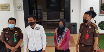 Dua pelaku tindak pidana bersama pihak Kejari Kabupaten Kediri. Foto: Bacaini/Novira