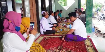Tenaga Honorer Bangkalan saat menggelar doa bersama. Foto: Bacaini/Rusdi