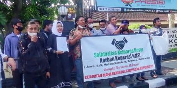 Aksi massa korban investasi madu klanceng. Foto: Bacaini/Darman