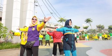 Emak-emak GOW Kota Kediri saat senam bersama di Taman Brantas. Foto: Ist