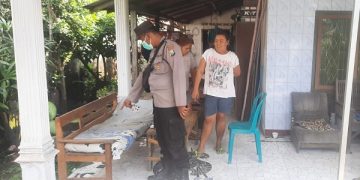 Polisi menunjukkan lokasi penemuan bayi. Foto: Ist