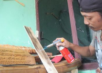 Perajin Kayu di Tulungagung, Sukses Tekuni Seni Lukis Bakar