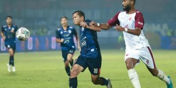 Gelandang Arema FC, Adam Alis berjibaku keras menembus barisan pertahanan PSM Makassar. Foto: Arema Official