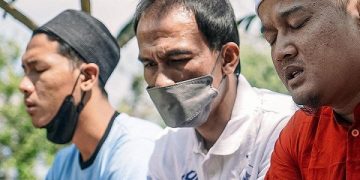 Faris Aditama saat berdoa di makam HA Maschut di Malang. Foto: Ist