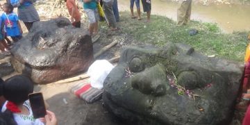 Dua kepala kalla yang dievakuasi dari dasar Sungai Pentul, Kabupaten Kediri. Foto: Bacaini/Darman