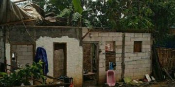 Salah satu rumah warga rusak akibat diterjang angin puting beliung. Foto: Ist