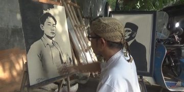 Muhamad Akhyak saat membuat lukisan Eril, anak Ridwan Kamil. Foto: Bacaini/Syailendra