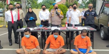 Tersangka pencurian mobil pikap beserta barang bukti yang diamankan. Foto: Bacaini/AK.Jatmiko