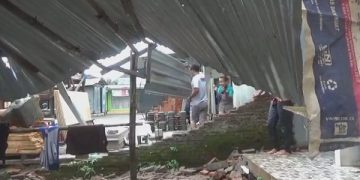 Salah satu bangunan yang roboh akibat diterjang angin kencang. Foto: Bacaini/Syailendra